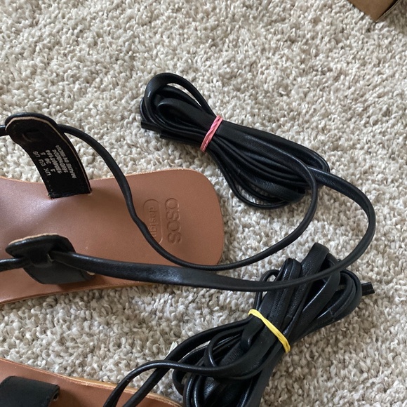 NWT leather strappy toe wrap around gladiator sandals - Picture 5 of 7